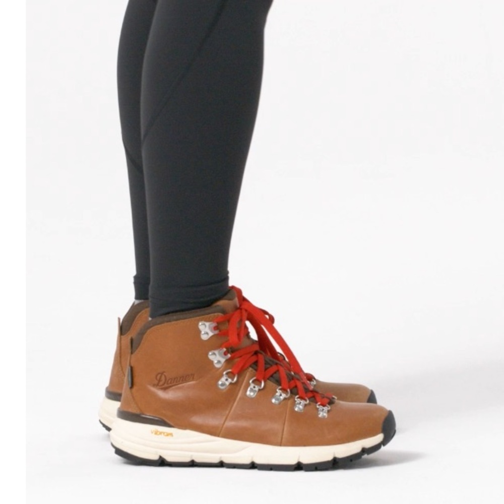 Danner Womens Mountain 600 Full Grain Leather hiking shoe. Saddle Tan US size 8